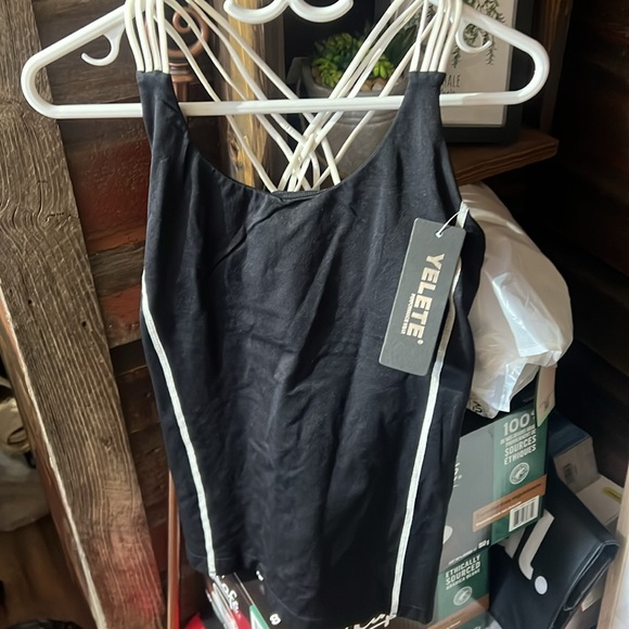 Yelete performance wear size L/Xlg - Picture 2 of 5